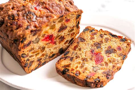 What Does Fruit Cake Taste Like: A Journey Through Flavors and Memories